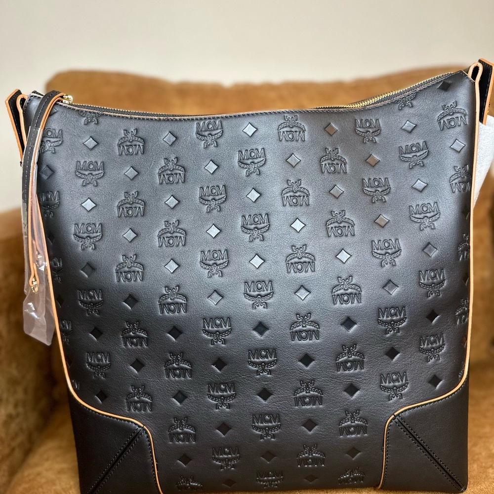 MCM Large Aren Hobo Bag in Embossed Monogram Leather - Picture 3 of 11